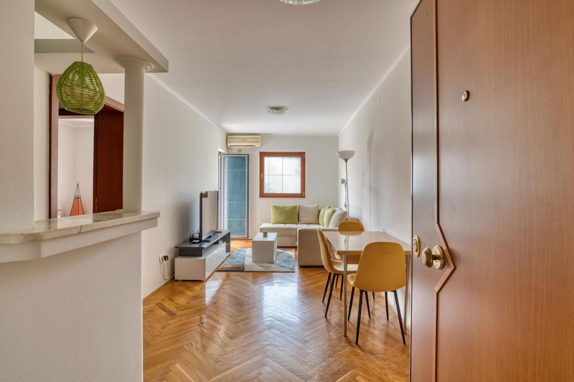 Apartment M *
